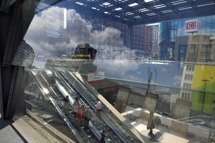 Allemagne, Berlin, Potsdamer Platz, accès à la station de metro U Bahn et gare, reflets de vestiges du Mur