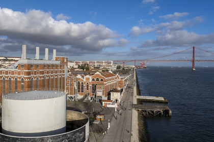 Portugal, Lisbonne, le MAAT (musée d'art, d'architecture et de technologie) installé aussi dans l'ancienne centrale électrique de Central Tejo et le pont du 25 de Abril sur le Tage en arrière plan (vue aérienne)