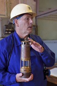 France, Moselle (57), Petite-Rosselle, le musée du carreau Wendel, batiment des mineurs, atelier de lampisterie, lampe à essence, appareil servant à vérifier la présence de grisou donc de méthane dans l'air avant 1970