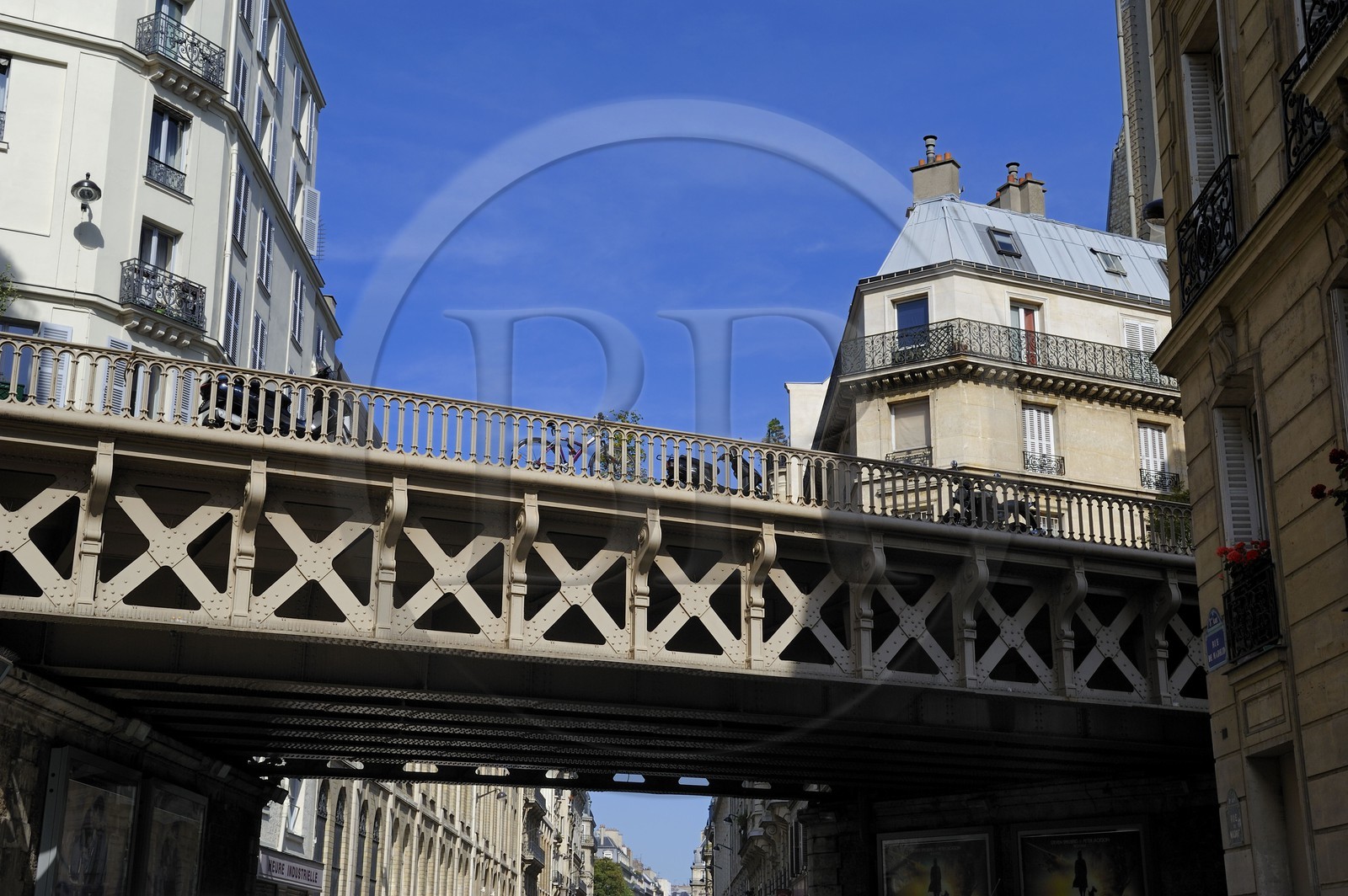 France, Paris (75), le pont de la rue du Rocher construit en 1868 par l'ingénieur Ernest Gouin et qui surplombe la rue de Madrid