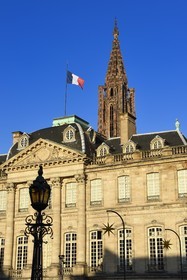 France, Bas-Rhin (67), Strasbourg, vieille ville classée au Patrimoine Mondial de l’UNESCO, Palais des Rohan qui abrite le musée des Arts Décoratifs, des beaux Arts et d'archéologie, la cathédrale Notre Dame en arrière plan