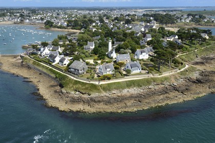 France, Morbihan, Gulf of Morbihan (Golfe du Morbihan), Rhuys peninsula, Arzon, Port-Navalo (aerial view)