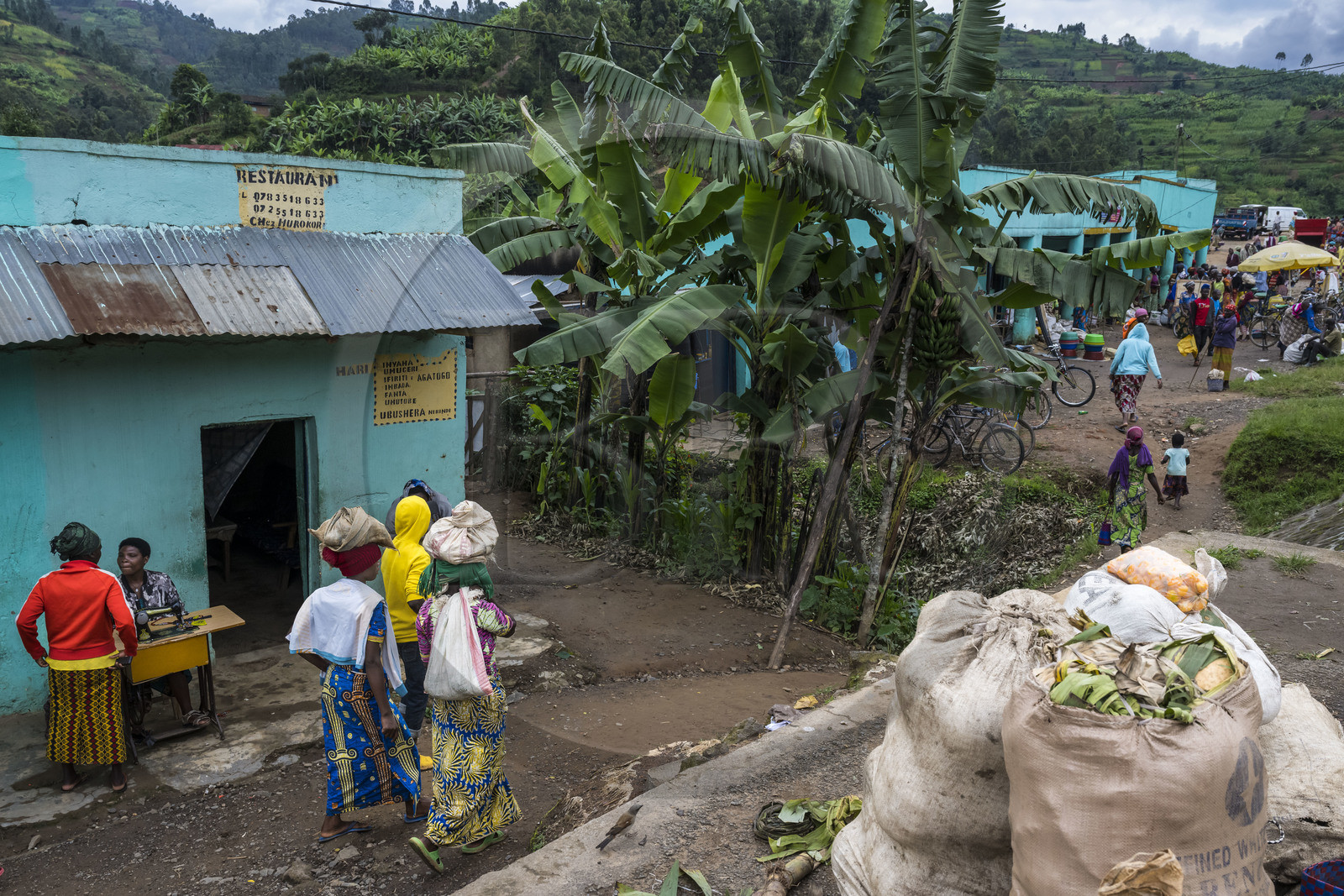Rwanda, Northern Province, Musanze (Ruhengeri) District, market day at Muryabazira on National Road 4 between Kigali and Ruhengori