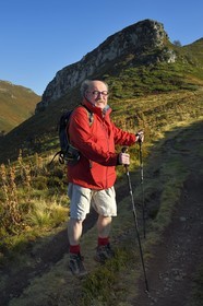 France, Cantal (15), Parc Naturel Régional des Volcans d'Auvergne, Le Lioran, col de Rombière, Bernard Quinsat qui a imaginé dans les années 2000 la Via Arverna sur le chemin de Saint-Jacques de Compostelle et fondateur de la maison d’édition de guides Chamina, le col de Cabre et le Puy Bataillouse en arrière plan