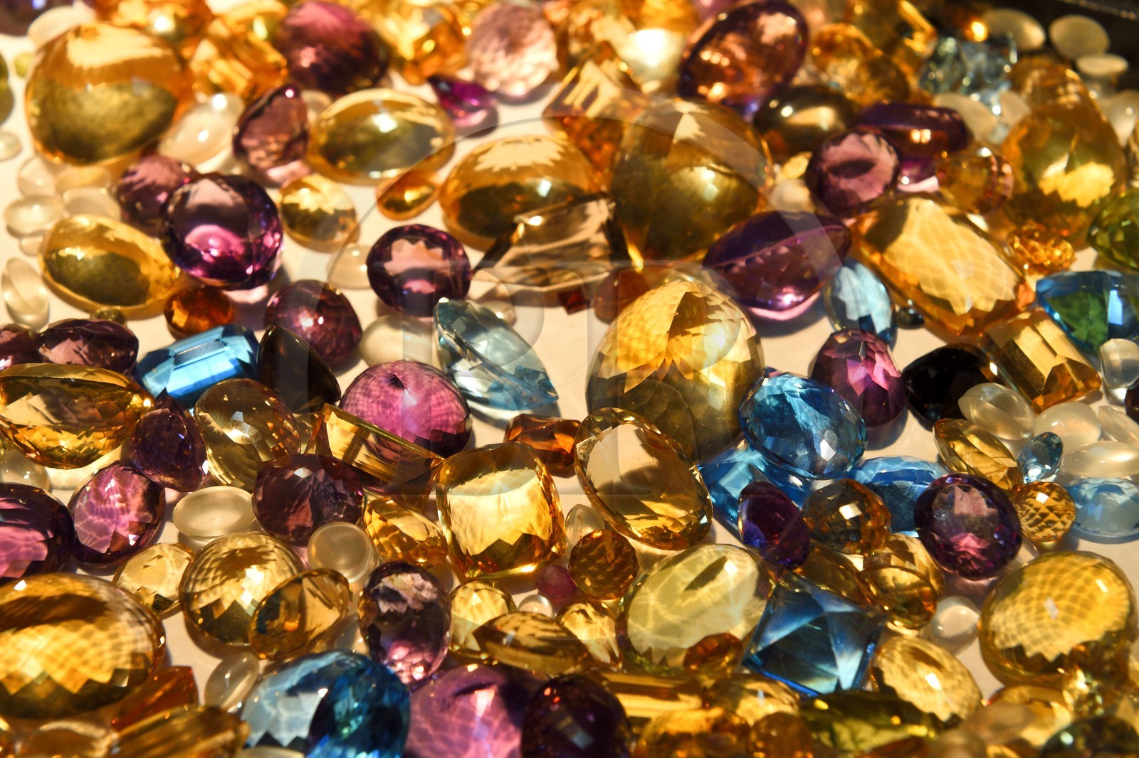 Sri Lanka, Province de Sabaragamuwa, Ratnapura, Jem Bank, pierres semi-précieuses (Saphir, rubis, turquoise, topaze, améthyste, grenat ...)