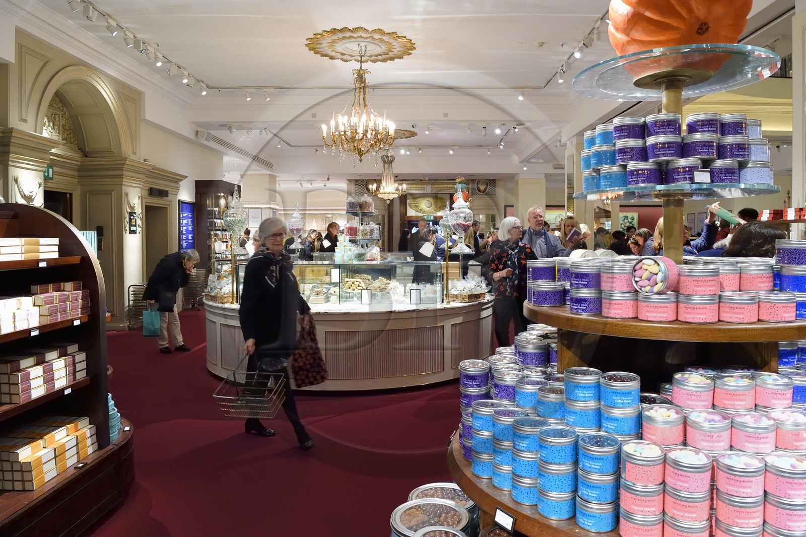 Royaume-Uni, Londres, Piccadilly, Fortnum & Mason fondé en 1707 par William Fortnum et Hugh Mason, grand magasin spécialisé dans les produits alimentaires haut de gamme et fournisseur officiel de la cour royale du Royaume-Uni