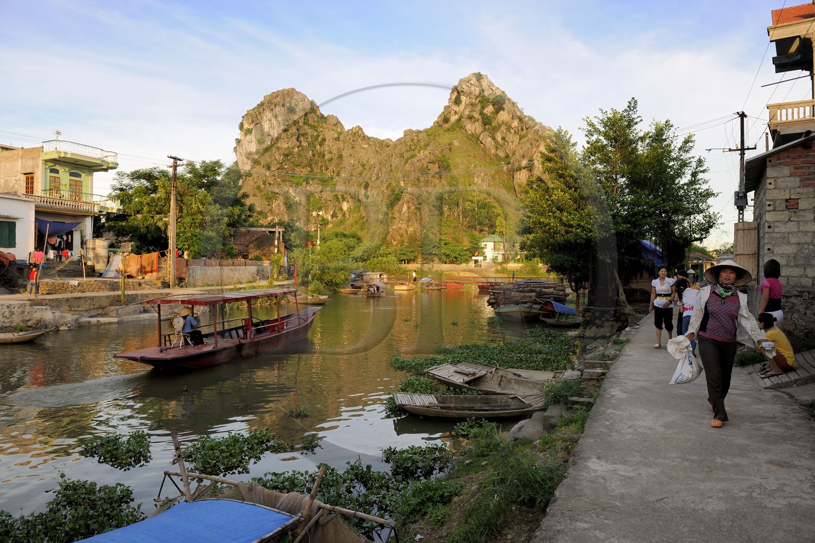 Vietnam, Ninh Binh province, insular village of Kenh Ga surrounded by karstic mountains