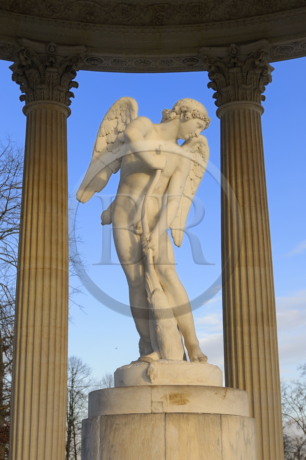 France, Yvelines (78), château de Versailles, classé Patrimoine Mondial de l'UNESCO, le domaine de Marie-Antoinette, jardin du Petit Trianon, le Temple de l'Amour, statue de Cupidon de Bouchardon intitulée L'Amour taillant son arc dans la massue d'Hercule