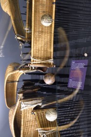 France, Pyrénées-Atlantiques (64), Pays-Basque, Bayonne, Musée Basque, chisteras, instrument en osier recourbé utilisé pour jouer aux différentes formes de pelote basque