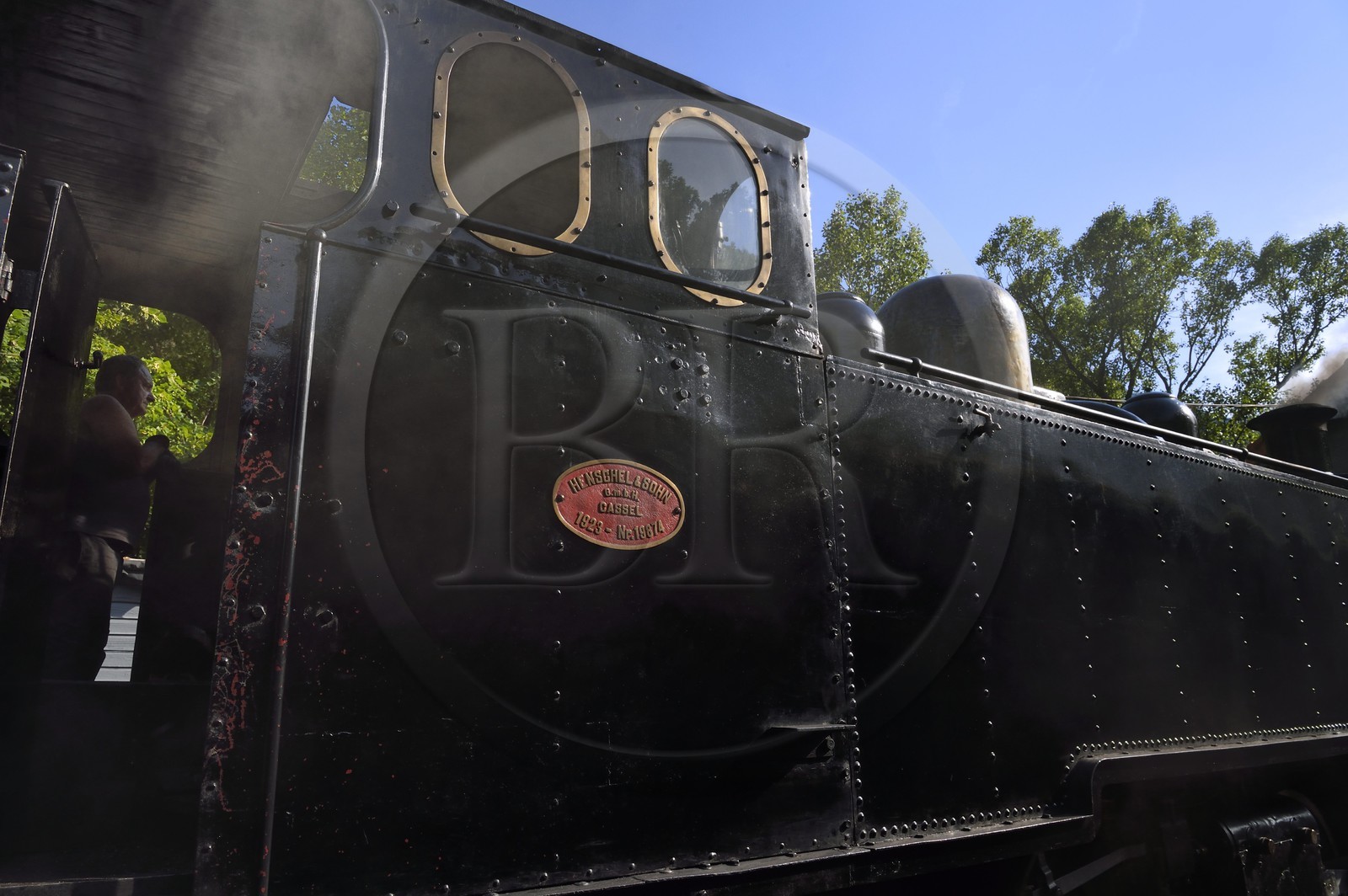 France, Alpes-Maritimes (06), Puget Théniers, locomotive en chauffe, Luc Cabouret bénévole du G.E.C.P. qui restaure et exploite le Train des Pignes, aujourd'hui aide chauffeur