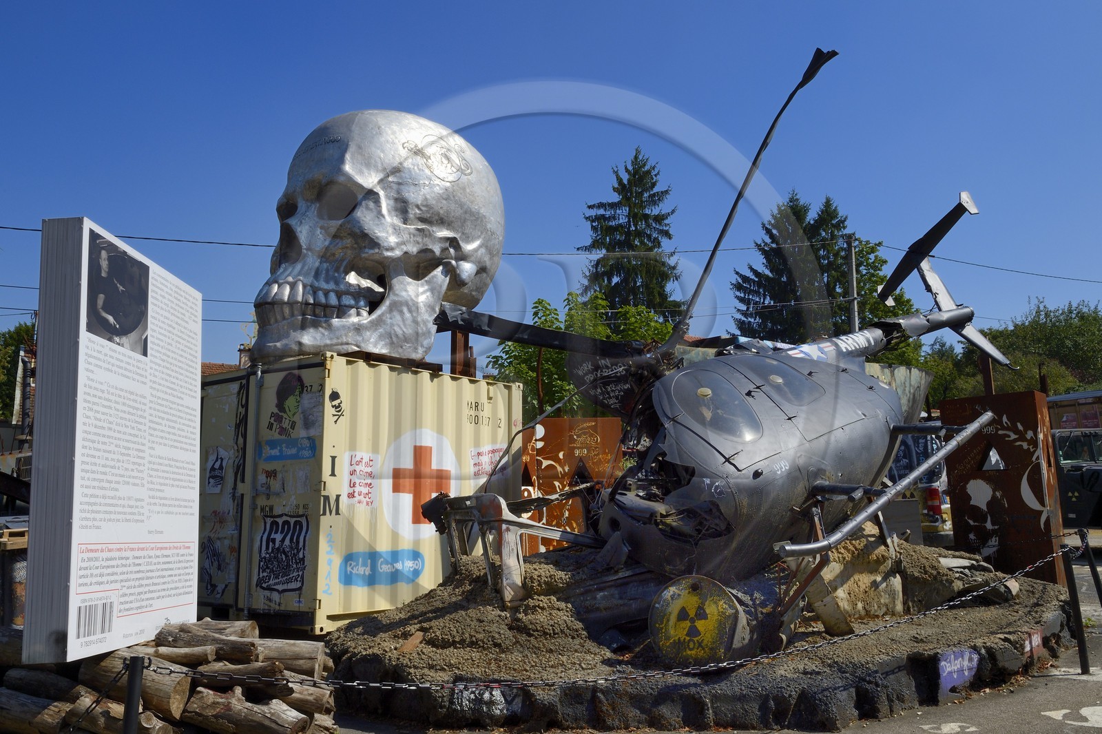 France, Rhône (69), Saint-Romain-au-Mont-d'Or, la Demeure du Chaos, l'œuvre d'art est basé sur la transformation sans fin de la maison du XVIIème siècle de l'artiste plasticien Thierry Ehrmann en une réplique de zone de guerre à l'image du monde présent