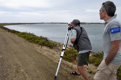 France, Bouches-du-Rhône (13), Parc naturel régional de Camargue, l’étang du Vaisseau et Vieux Rhone, relevés topographiques réalisés par les employés de la réserve