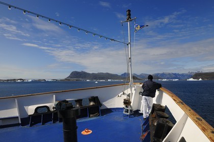 Groenland, fjord de Nanortalik, le bateau de croisière le Princess Danané progressant entre les icebergs