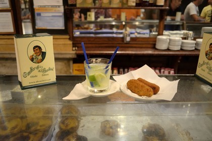 Portugal, Lisbonne, quartier du Chiado, le café historique A Brasileira rua Garret, caipirinha et croquettes