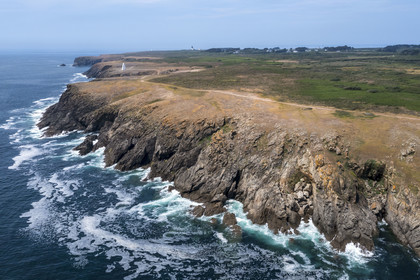 France, Morbihan (56), Ile de Groix, la côte Sud à Port Saint-Nicolas (vue aérienne)