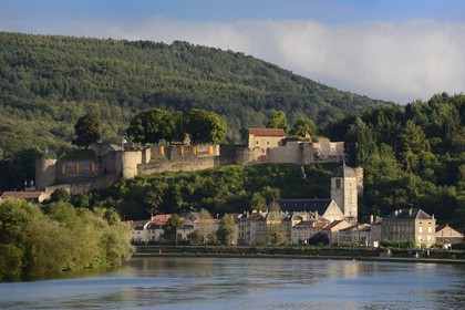 France, Moselle (57), vallée de la Moselle, Sierck-les-Bains en bordure de la Moselle surplombé par le chateau des Ducs de Lorraine du XIIe siècle