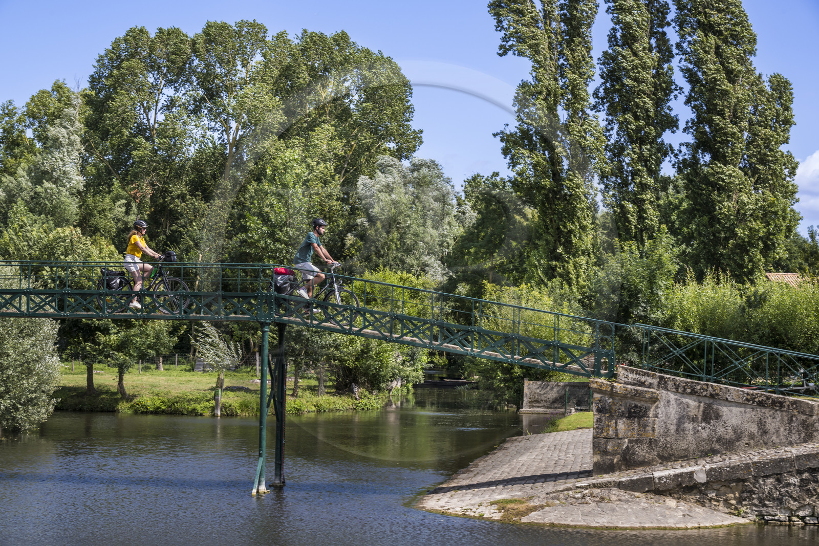 France, Deux-Sèvres (79), le Marais Poitevin, la Venise Verte, Le Vanneau-Irleau, randonnée à bicyclette le long des canaux et passage d'une passerelle