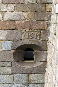 France, Finistère (29), Baie de Morlaix, Plouezoc'h, le chateau du Taureau construit par Vauban au XVIIe siècle, bouche à canon et pierre datée de la construction
