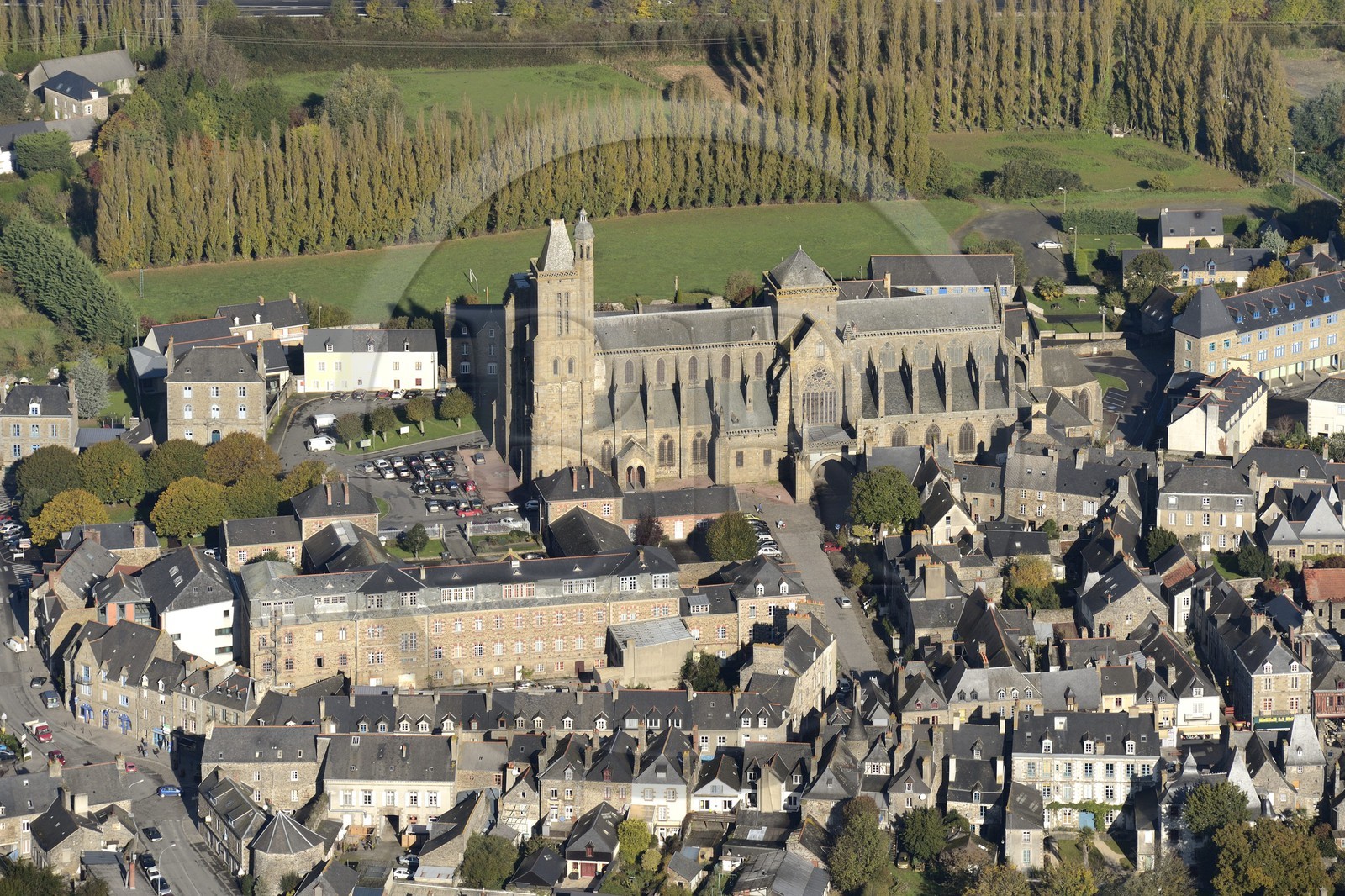 France, Ille-et-Vilaine (35), Baie du Mont-Saint-Michel, Dol-de-Bretagne, la cathédrale gothique Saint-Samson (vue aérienne)