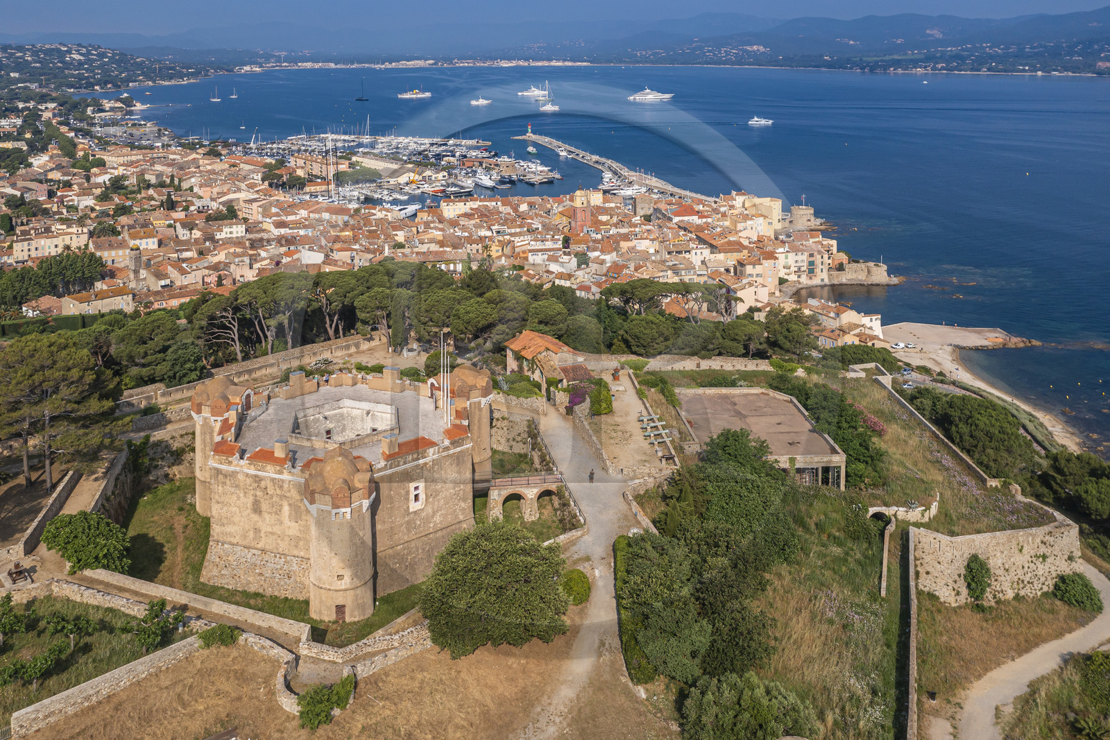 France, Var (83), Saint-Tropez, la citadelle du XVIe siècle qui héberge le musée d'histoire maritime, la ville est en arrière plan (vue aérienne)