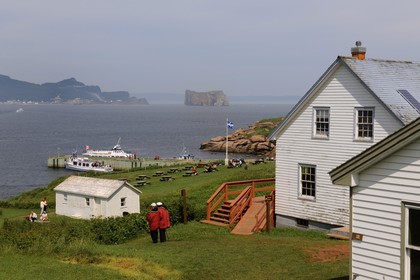 Canada, province de Québec, Gaspésie, île Bonaventure, village côtier de maisons de bois et le Rocher Percé
