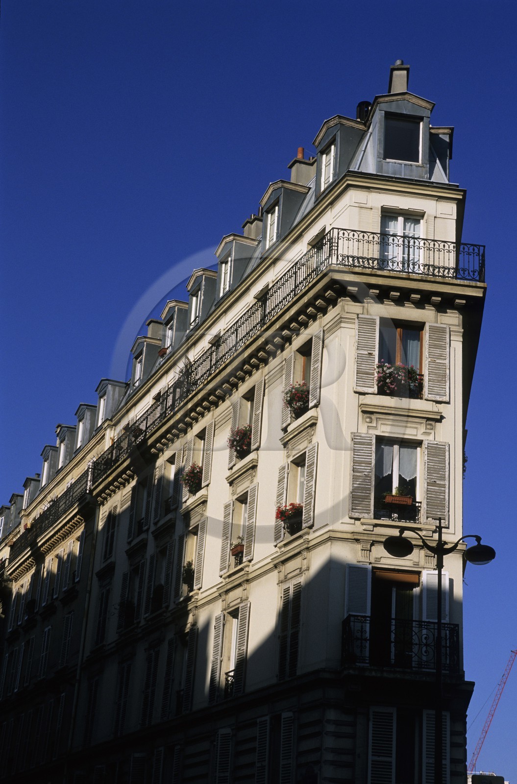 France, Paris (75), quartier du canal Saint-Martin, immeuble haussmannien populaire
