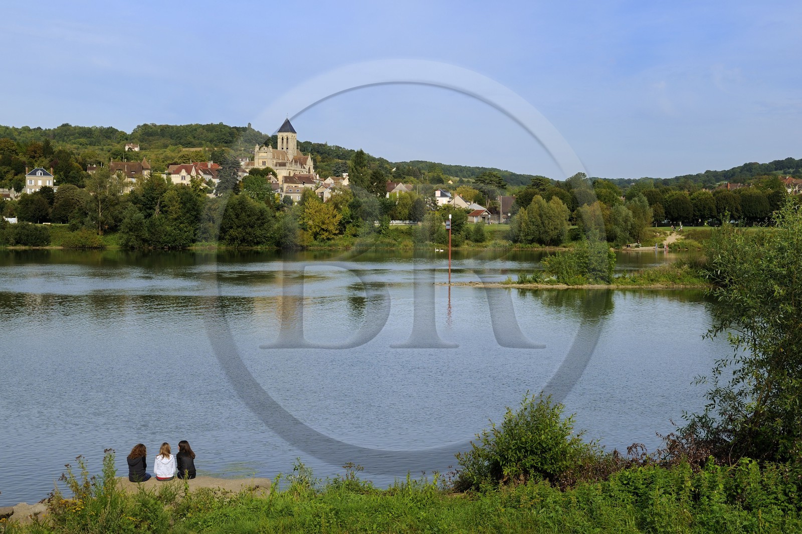 France, Val-d'Oise (95), le village de Vétheuil et son église Notre Dame peinte par Claude Monet dominant la Seine
