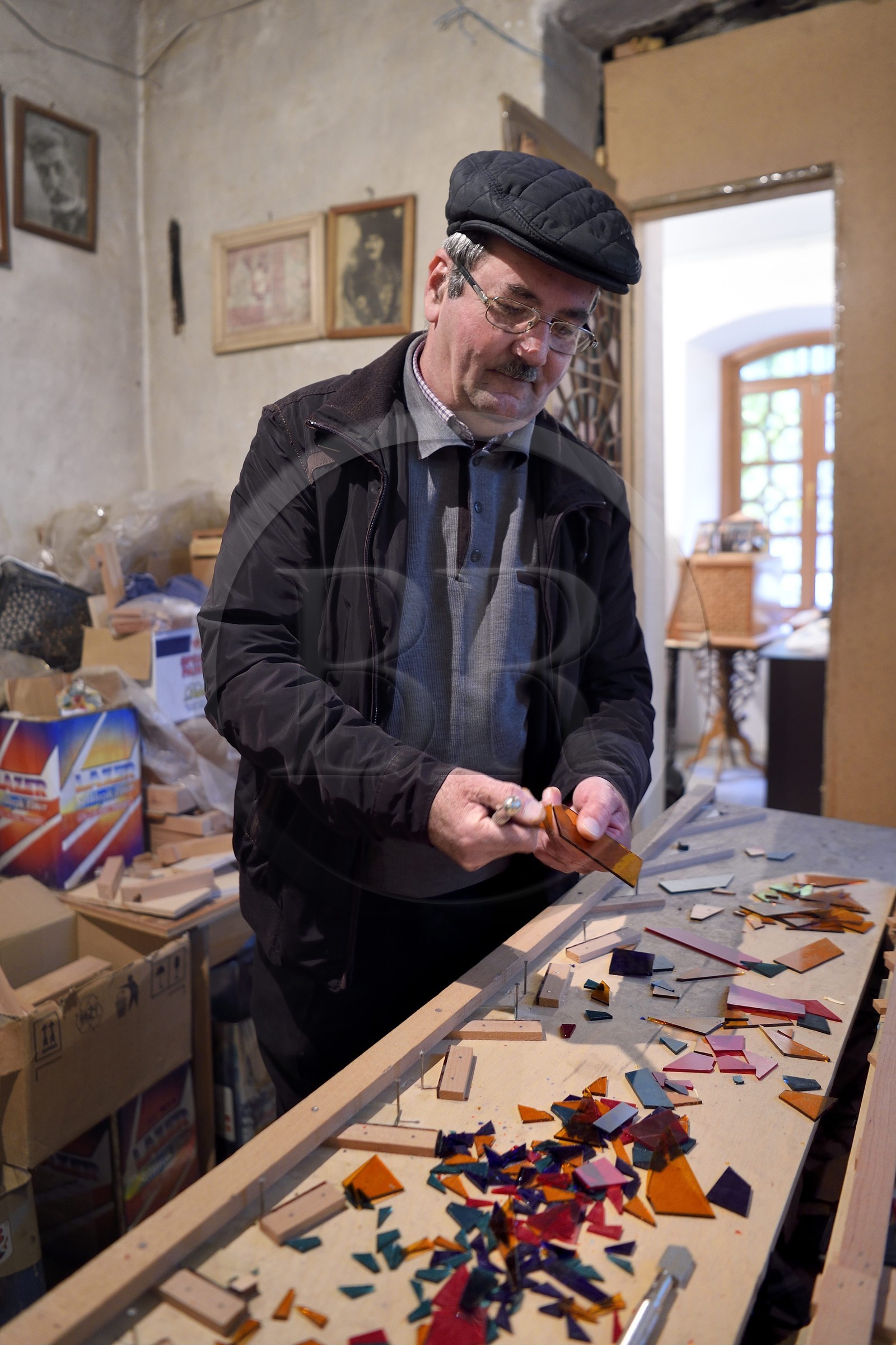Azerbaïdjan, Sheki (Shaki), les Shabaka sont des vitraux construits dans des cadres de bois sans colle ni clous, le maitre de Shabaka Resulov Tofig