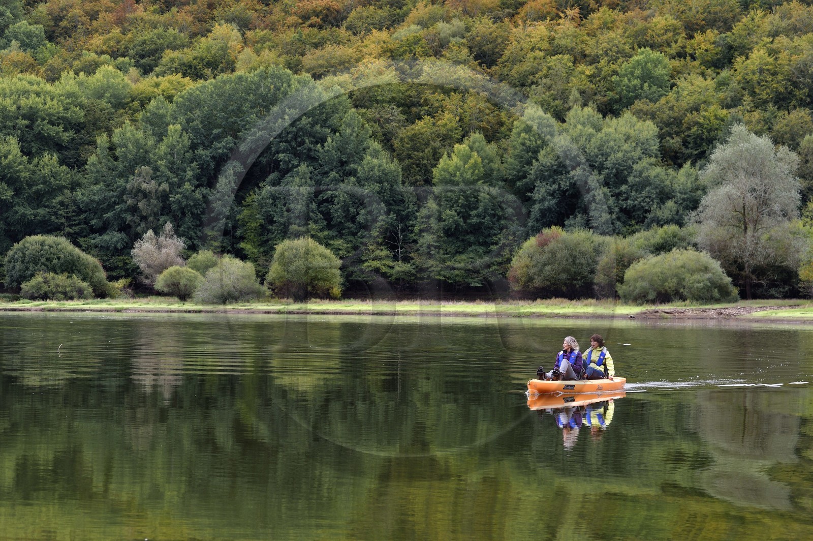 France, Cantal (15), Gorges de la Truyère, découverte en kayak à pédales de la rivière Truyère au pied du village de Chaliers