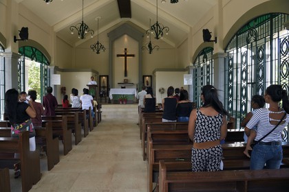 Philippines, Calamian Islands dans le nord de Palawan, Uson Island dans la baie de Coron, village de Barangay Lajala, l'église reconstruite par la Andres P. Tamayo Sr. Foundation après le passage du typhon Yolanda en 2013