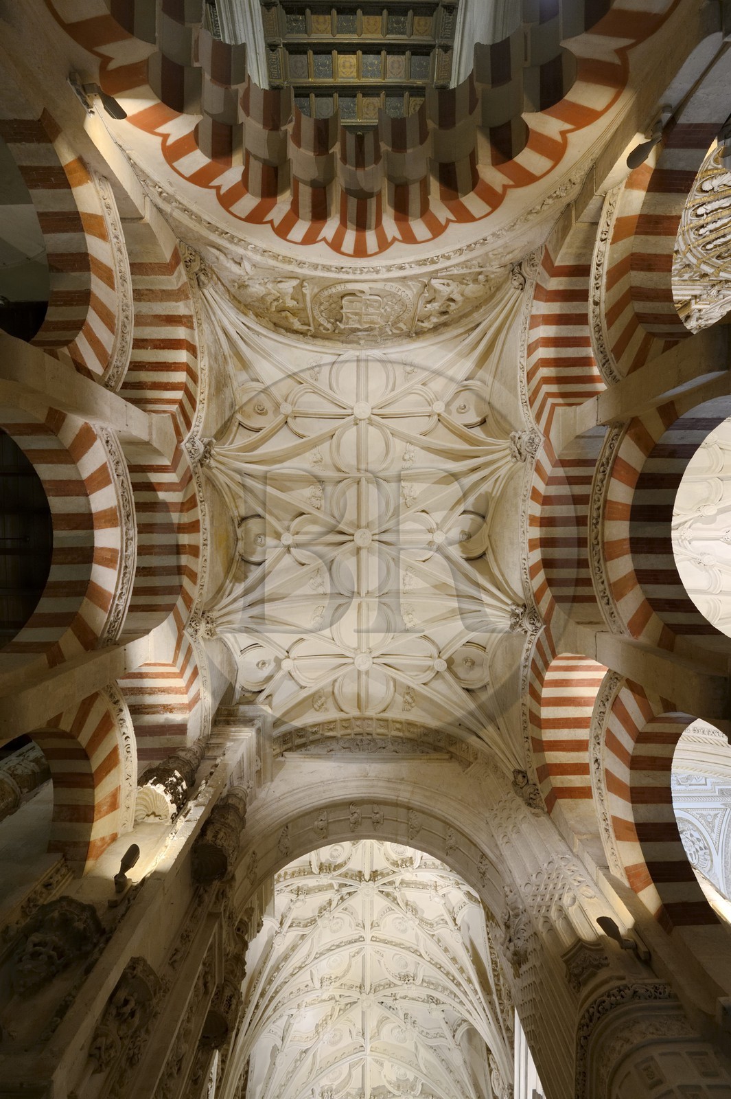 Espagne, Andalousie, Cordoue, centre historique classé Patrimoine Mondial de l'UNESCO, la Mezquita, mosquée-cathédrale, intégration de la cathédrale dans la mezquita, plafonds