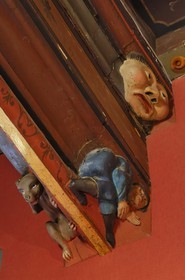 France, Maine et Loire (49), château de Montreuil-Bellay, sculptures médiévales sur les poutres