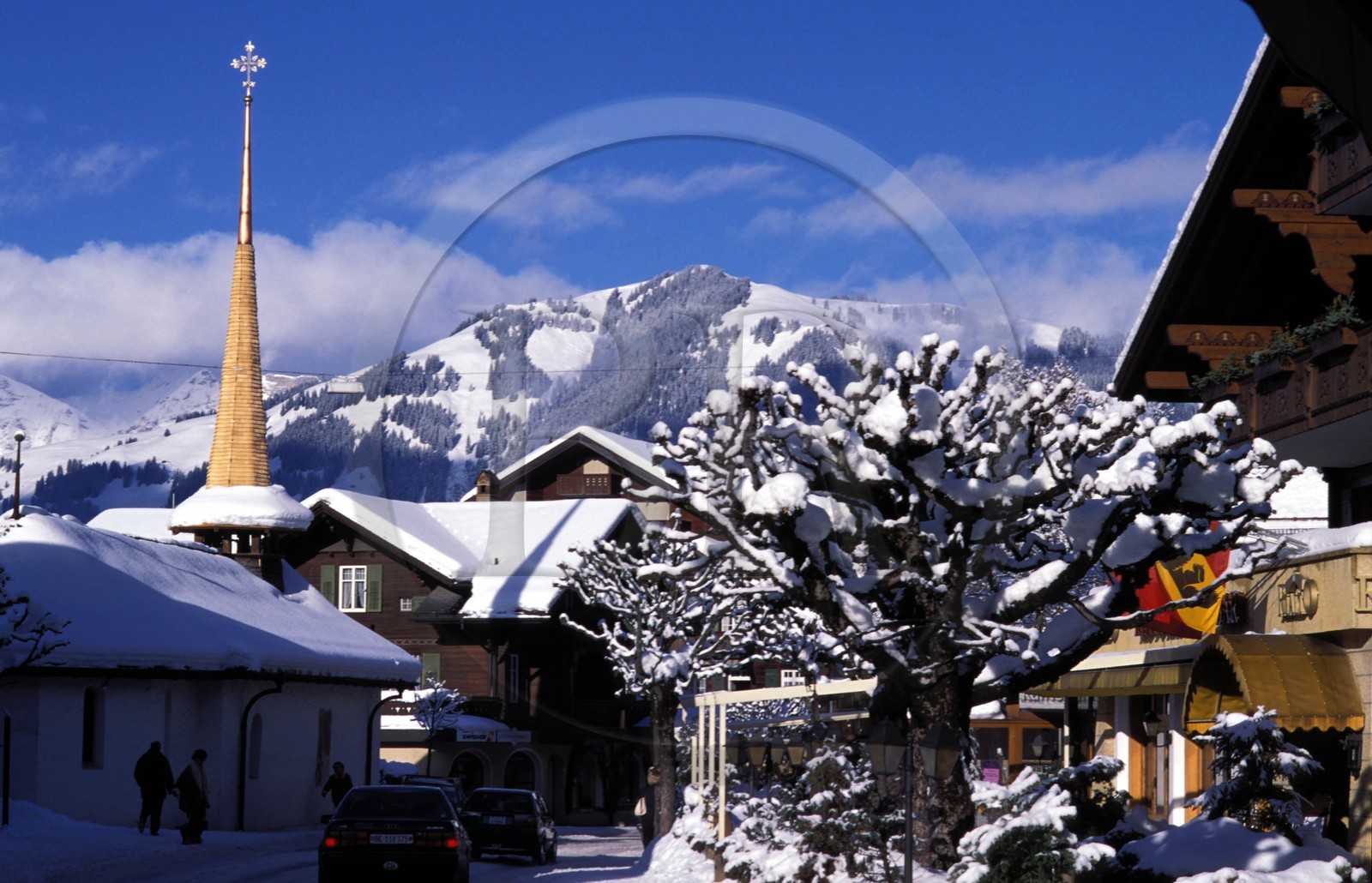 Suisse, région de Bern (Oberland Bernois), Saanenland, le village de Gstaad sous la neige