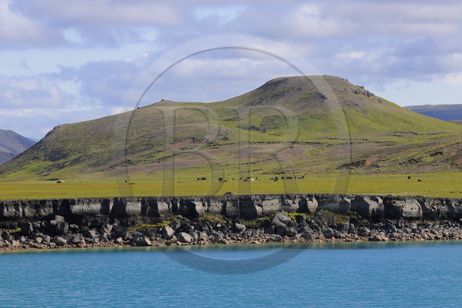 Islande, Région de Reykjavik, vallée de Krisuvik, le lac de Grainvatn au sud du lac Kleifarvatn