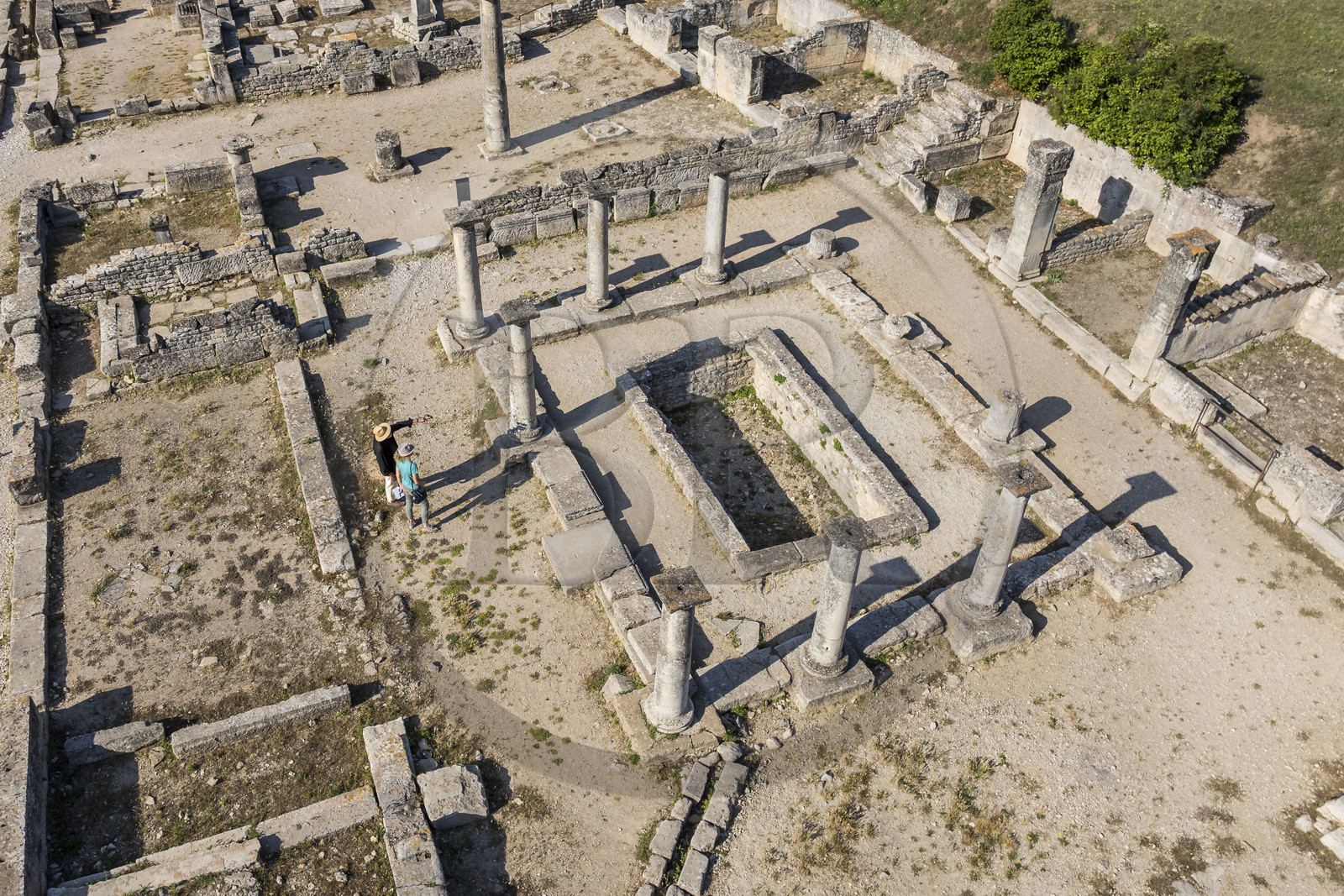 France, Bouches-du-Rhône (13), Parc Naturel Régional des Alpilles, Saint-Rémy-de-Provence, site archéologique de Glanum, maison des Antes avec péristyle et bassin (vue aérienne)