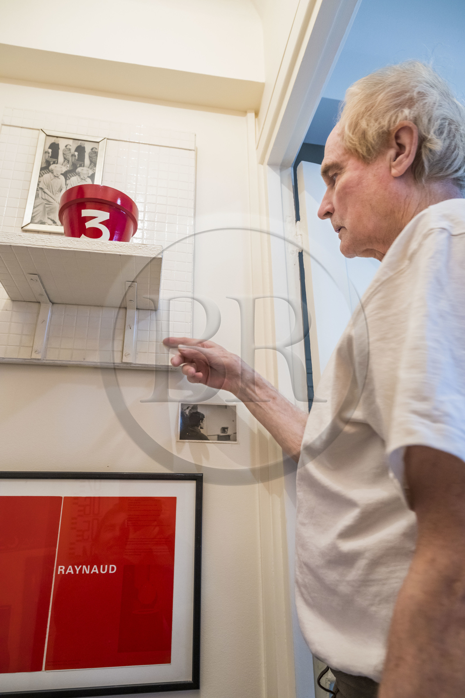 France, Paris (75), l'artiste plasticien Jean-Pierre Raynaud dans son appartement atelier, à l'intérieur des wc, un des lieux refuges des plus intimes de l'artiste où il peut être proche de certaines de ses œuvres historiques qui lui sont chers, Psycho-Objet Chaud 1964