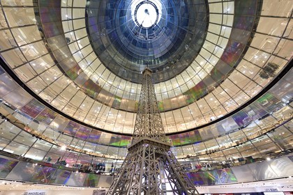 Allemagne, Berlin, Berlin-Mitte, Freidrishstrass, l'intérieur du magasin des Galeries Lafayette par les architectes Jean Nouvel et Cattani, Tour Eiffel