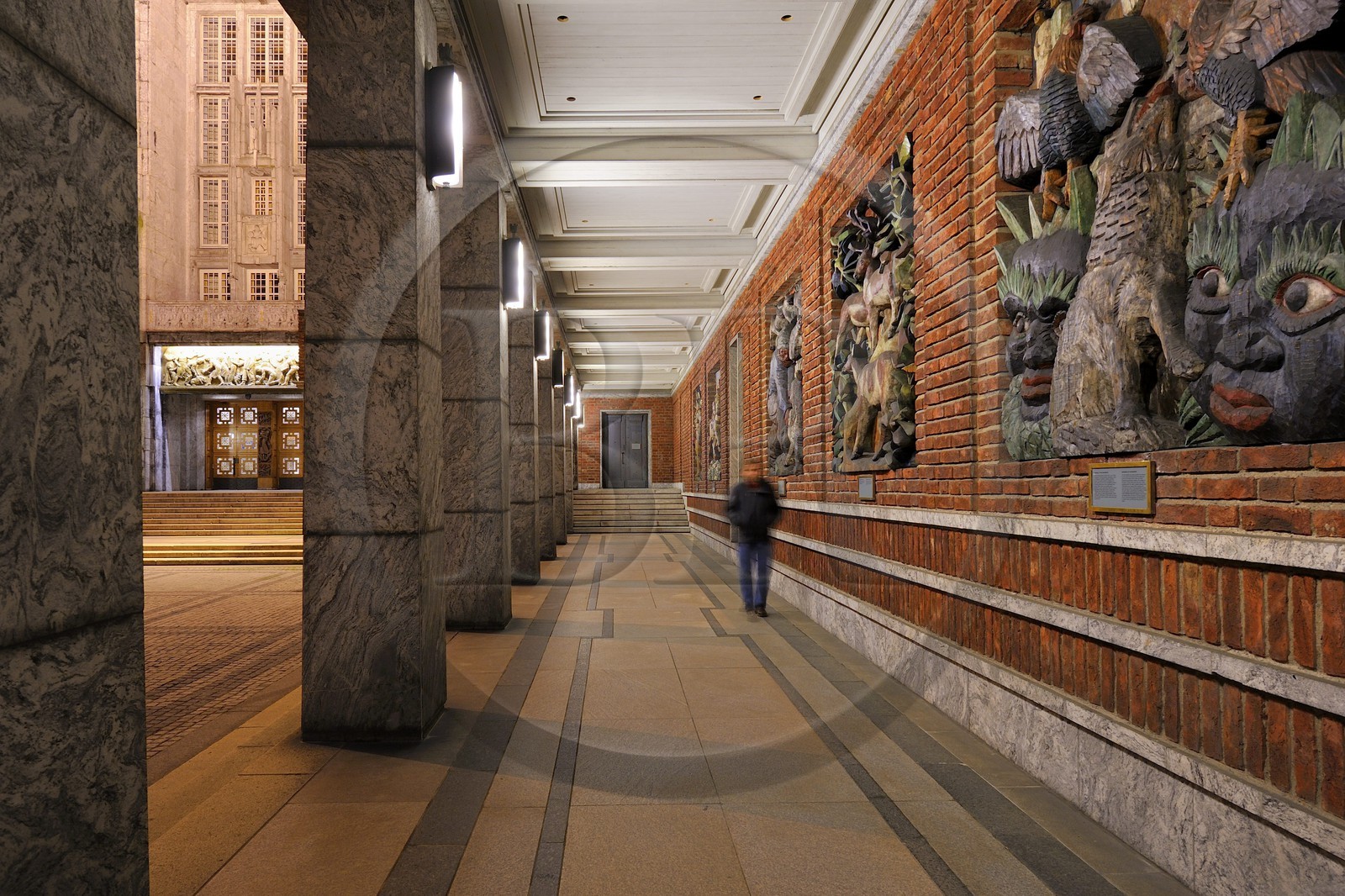 Norvège, Oslo, l'hôtel de Ville (Radhuset), bas-reliefs représentant les mythes vikings