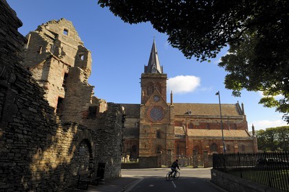 Royaume-Uni, Ecosse, Iles Orcades, Mainland, ville de Kirkwall, la cathédrale Saint-Magnus en grès rouge et le Earl's Palace à gauche