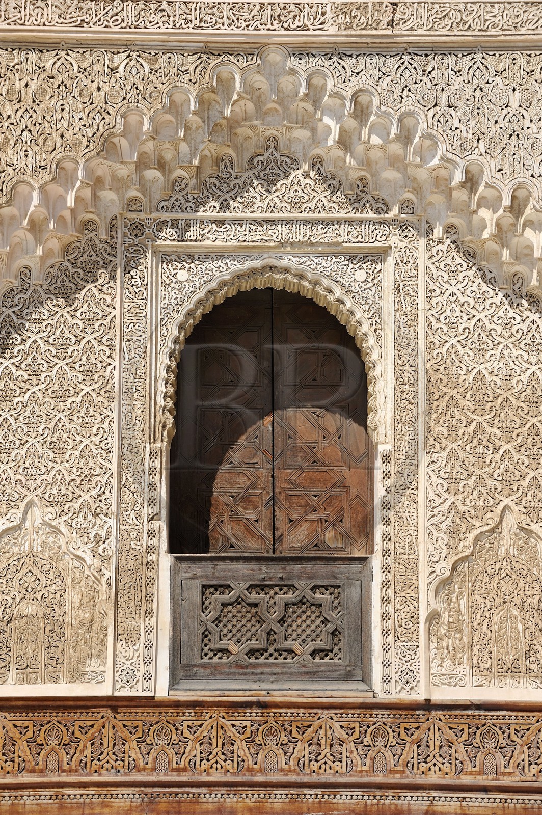 Maroc, Moyen Atlas, Fès, ville impériale, médina classée Patrimoine Mondial de l'UNESCO, Fès el Bali, la médersa Bouananiya ou Bou-Inania, façade de plâtre finement ciselé