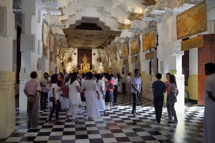 Sri Lanka, province du centre, Kandy, ville sacrée classée patrimoine mondial de l'UNESCO, Temple de la Dent de Bouddha (Sri Dalada Maligawa), la salle de donation