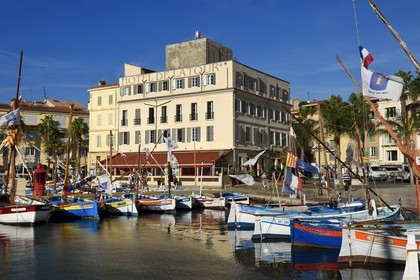 France, Var (83), Sanary-sur-Mer, barques traditionnelles de peche appelées pointus sur le port, l'Hotel de la Tour qui enroule la tour romane du XIIIème siècle en arrière plan
