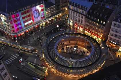 France, Bas Rhin (67), Strasbourg, la place de l'Homme de Fer devant le Printemps, centre de rencontre des lignes de Tram
