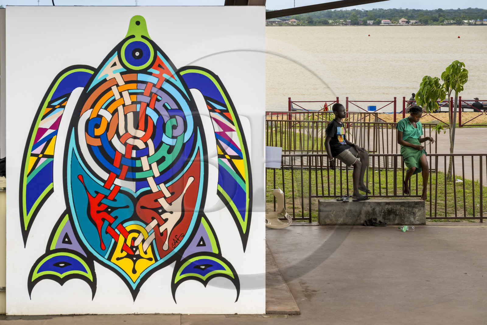 France, Guyane, Saint-Laurent-du-Maroni, berges réaménagées du quartier de La Charbonnière aux racines bushinenguées, nouveau kiosques colorés et habillés d’une œuvre artistique originale d'art tembé réalisés par les artistes Francky Amété et Carlos Adaoudé