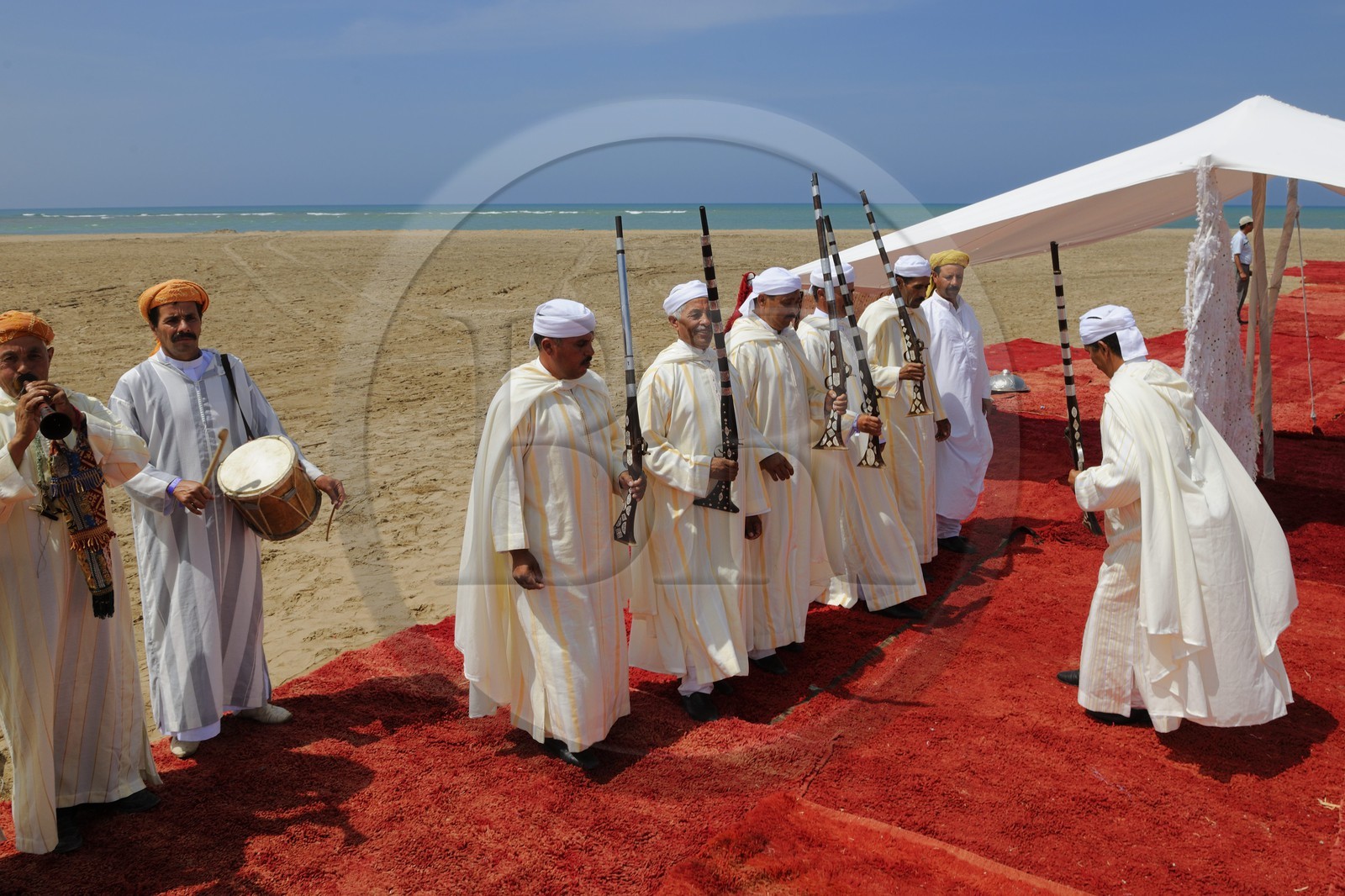 Maroc, région de l'Oriental, danse et musique traditionnelle la Reggada sur une plage
