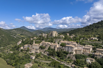 France, Drôme (26), parc naturel régional des Baronnies provençales, Montbrun-les-Bains, labellisé Les Plus Beaux Villages de France, le village et le château Renaissance des Dupuy-Montbrun (vue aérienne)