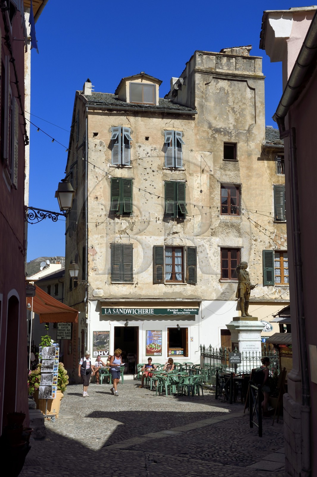 France, Haute-Corse (2B), Corte, le Bar de la Haute Ville sur la place Gaffori