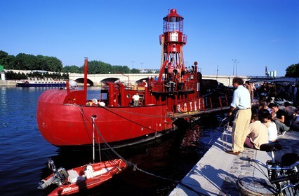 France, Paris (75), les rives de la Seine, classées Patrimoine Mondial de l'UNESCO, le restaurant Batofar, quai François Mauriac