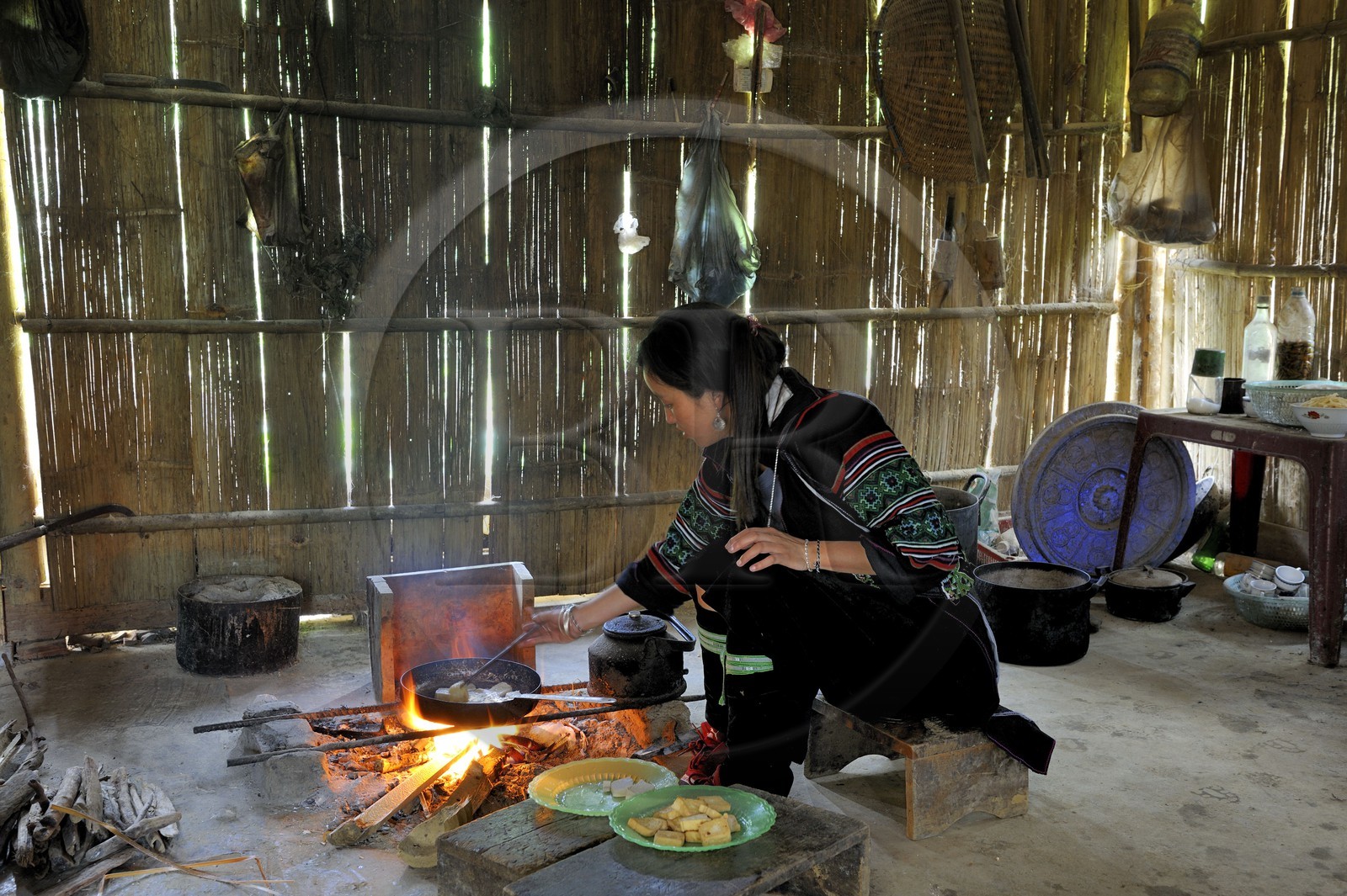 Vietnam, province de Lao Cai, région de Sapa, intérieur d'une maison de l'ethnie Hmong Noir, vie quotidienne, cuisine du Tofu