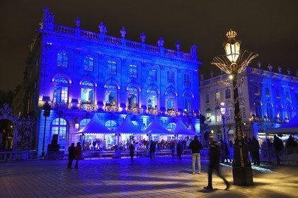 France, Meurthe-et-Moselle (54), Nancy, place Stanislas (ancienne Place Royale) lors de la fête de la Saint-Nicolas, classée Patrimoine Mondial de l'UNESCO, la Fanfare des Enfants du Boucher joue depuis l'Opera National de Lorraine